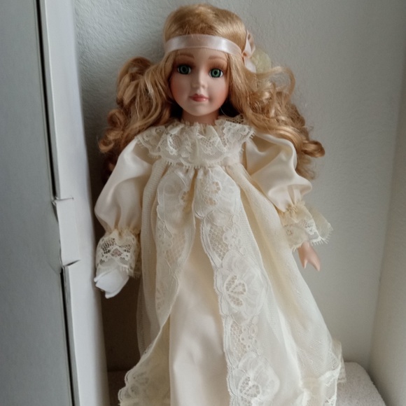 Heavenly Angel Hope Porcelain Doll by The Heritage Collection Christmas - Picture 6 of 17